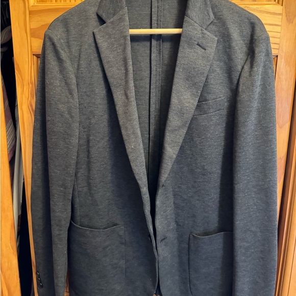 Uniqlo Gray Slim-Fit Blazer - Like New, Modern & Versatile - Picture 2 of 3